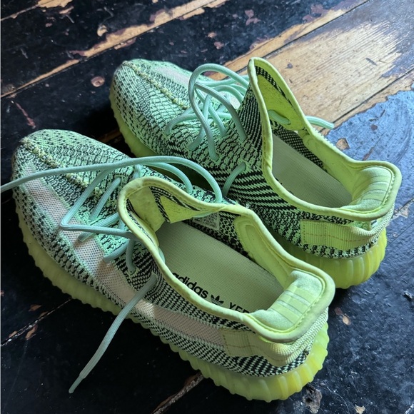 Men's adidas Yeezy Boost 350 V2 size 9 Neon Green - AUTHENTIC! - Picture 6 of 11